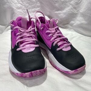 UnderArmor size 3.5 lace up shoe